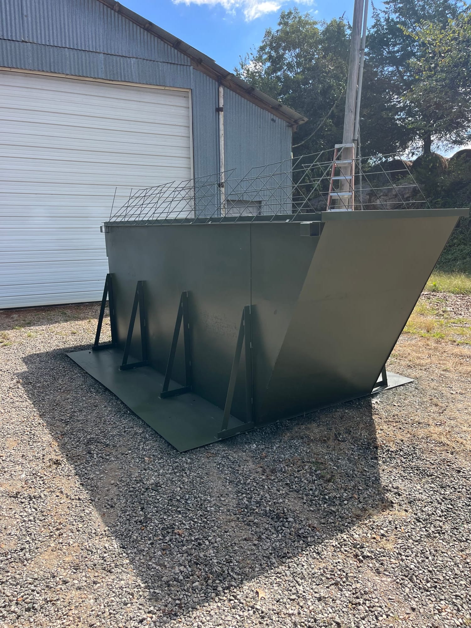Steel pit blind exterior with built-in staircase entry